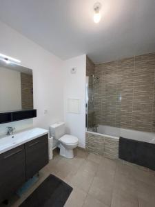 un bagno con un water, un lavandino e una vasca di Disney/Paris -Jacuzzi -3 Bedroom a Bussy-Saint-Georges Altre 17 foto