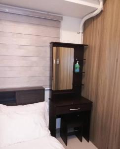 1 dormitorio con 1 cama y vestidor con espejo en StayInMyCondo - 8th Condo in Pasay near NAIA Airport, MOA Pasay en Manila