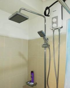 y baño con ducha y cabezal de ducha. en StayInMyCondo - 8th Condo in Pasay near NAIA Airport, MOA Pasay en Manila