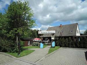 ハッセルフェルデにある****FH Blauvogel 60 Harzの山岳レストランの看板のある建物