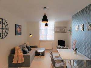 Μια τηλεόραση ή/και κέντρο ψυχαγωγίας στο A Stylish Retreat - Super King Bed - Heart Of Town Centre - 5 mins Stroll to Beach