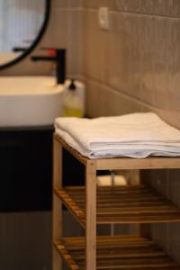 - une table avec une serviette blanche dans la salle de bains dans l'établissement super appartement with parking c4, à Casablanca