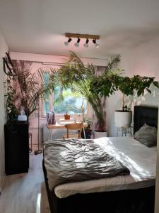 una camera da letto con piante sul muro e un letto di Paradise apartment a Vantaa Altre 11 foto