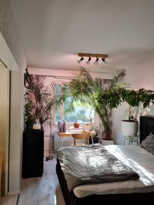 una camera con letto e tavolo con piante in vaso di Paradise apartment a Vantaa