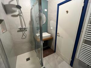 uma casa de banho com um chuveiro, um lavatório e um WC. em Tuckett Lodge - A large flat for families and groups of friends em Madonna di Campiglio
