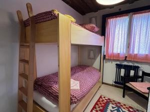 Postel nebo postele na pokoji v ubytování Tuckett Lodge - A large flat for families and groups of friends