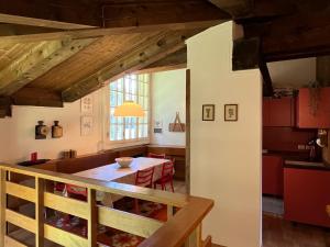 uma cozinha e sala de jantar com uma mesa num quarto em Tuckett Lodge - A large flat for families and groups of friends em Madonna di Campiglio