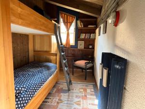 Camera piccola con letto a castello e scala. di Tuckett Lodge - A large flat for families and groups of friends a Madonna di Campiglio