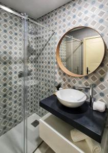 La salle de bains est pourvue d'un lavabo et d'un miroir. dans l'établissement Apartments2Stay I Porto - Flores, à Porto