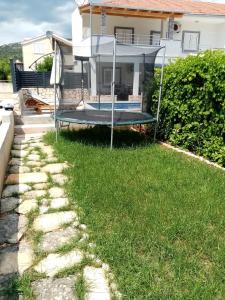 Zahrada ubytování House with pool Lile