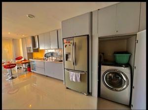 uma cozinha com um frigorífico e uma máquina de lavar roupa em Luxury apartment, sector morros, vista y salida al mar edificio Sunshine em Cartagena das Índias