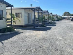 a row of mobile homes parked in a lot at Lakes Main Holiday Park in Lakes Entrance