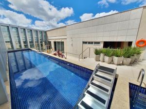 a swimming pool on the roof of a building at Vision Executive, Brasília in Brasília