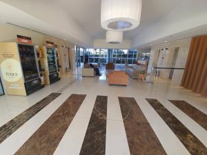 an empty lobby of a building with a lobby at Vision Executive, Brasília in Brasília