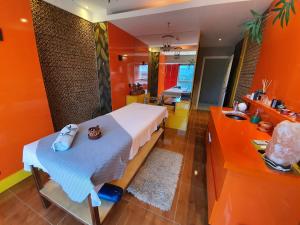 1 dormitorio con paredes de color naranja, 1 cama y baño en Vision Executive, Brasília, en Brasilia