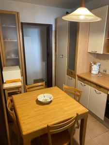 eine Küche mit einem Holztisch mit einem Teller darauf in der Unterkunft Casa Vacanze AURELIA in Biandronno