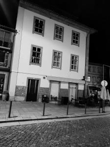 une photo en noir et blanc d'un bâtiment dans l'établissement Vila Santa Cruz Guest House, à Braga