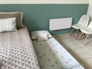 een slaapkamer met een bed, een tv en een stoel bij Ótimo apartamento em Copacabana. in Rio de Janeiro