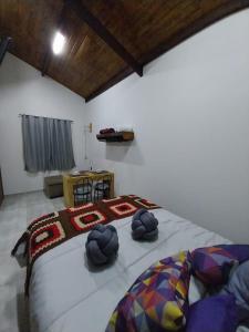 1 dormitorio con 1 cama grande en una habitación en Sitio148 Hospedaria, en Penedo