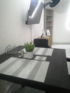 una mesa negra con una planta encima en San Diego aparta estudios en Medellín
