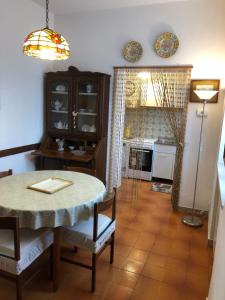 Il comprend un salon avec une table et une cuisine. dans l'établissement La Poderina, à Monteriggioni