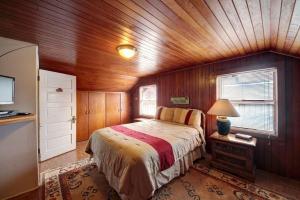 Giường trong phòng chung tại SEASIDE MANOR-THE HEART OF SEASIDE