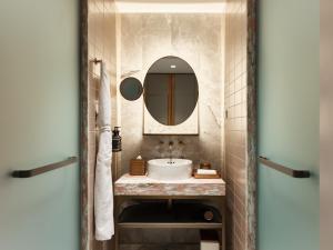 Et badeværelse på The Porter House Hotel Sydney - MGallery