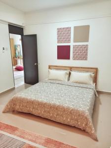 - une chambre avec un lit et une peinture murale dans l'établissement Rumah Penangkap Mimpi, à Kerteh