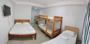 Zimmer mit 2 Etagenbetten und einem TV in der Unterkunft Lola's Lodge in Boracay
