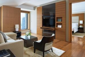 ein Wohnzimmer mit Sofa und Fernseher in der Unterkunft InterContinental Hotel Osaka by IHG in Osaka + 150 Fotos