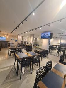HOTEL CONSAGRADO في أباريسيدا: مطعم بطاولات وكراسي وتلفزيون بشاشة مسطحة