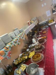 un buffet con muchos platos de comida en una mesa en Pousada Ferreira III, en Aracaju