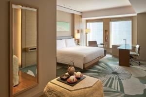 ein Hotelzimmer mit Bett und Schreibtisch in der Unterkunft InterContinental Hotel Osaka by IHG in Osaka