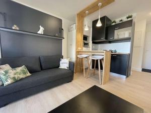 Zdjęcie z galerii obiektu Studio moderne 2 pers, plage à pied, balcon, Wi-Fi, refait à neuf 2022 - La Rochelle - FR-1-246-640 w La Rochelle