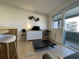 Zdjęcie z galerii obiektu Studio moderne 2 pers, plage à pied, balcon, Wi-Fi, refait à neuf 2022 - La Rochelle - FR-1-246-640 w La Rochelle