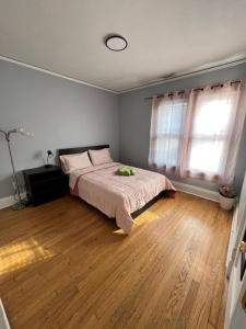 1 dormitorio con 1 cama y suelo de madera en Dale Ave second floor, en Richmond Heights