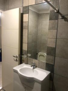 a bathroom with a sink and a mirror at punto de encuentro in Corrientes