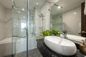 Ένα μπάνιο στο Branda Apartment & Hotel +31 φωτογραφίες