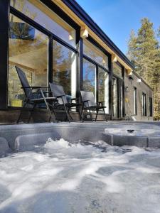 una casa con bañera de hidromasaje en la nieve en Les Chalets Double K # 1, en Saint-Alexis-des-Monts