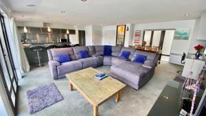 un soggiorno con un divano e un tavolo di Lakefront Luxury Penthouse central Queenstown a Queenstown
