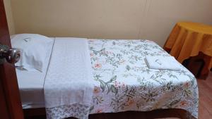 Een bed of bedden in een kamer bij Hostal San Antonio