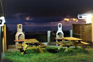 two picnic tables with a view of the city at night at Ti case reunion 400 in Saint-Pierre