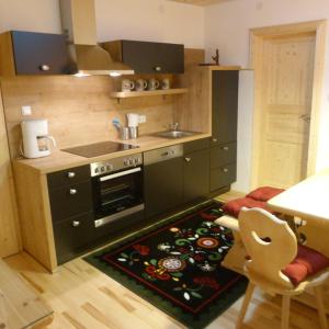 uma cozinha com um fogão e um tapete de cozinha no chão em Jägerchalet em Uttendorf