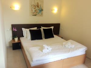 um quarto com uma cama com duas toalhas em Posto studio superior studio 1 100 m from the beach em Daratso