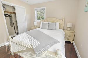 Una cama o camas en una habitación de Casa Arena Relaxing Beach House w/ Patio