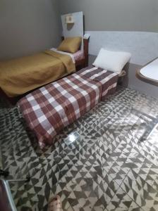a room with two beds sitting next to each other at Nirvana Hermosa habitación individual e independiente in Guatemala