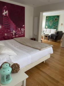 een slaapkamer met een groot bed en een woonkamer bij Espléndido dormitorio en Suite in Fuente el Saz