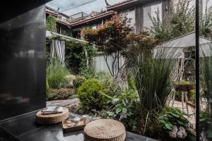 Garður fyrir utan Jingli Yishu Boutique Inn