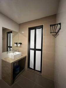 RNK BoutiQue HOTEL في جيترا: حمام مع حوض ومرآة