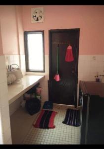 G4 Flats Family Homestay tesisinde bir odada yatak veya yataklar